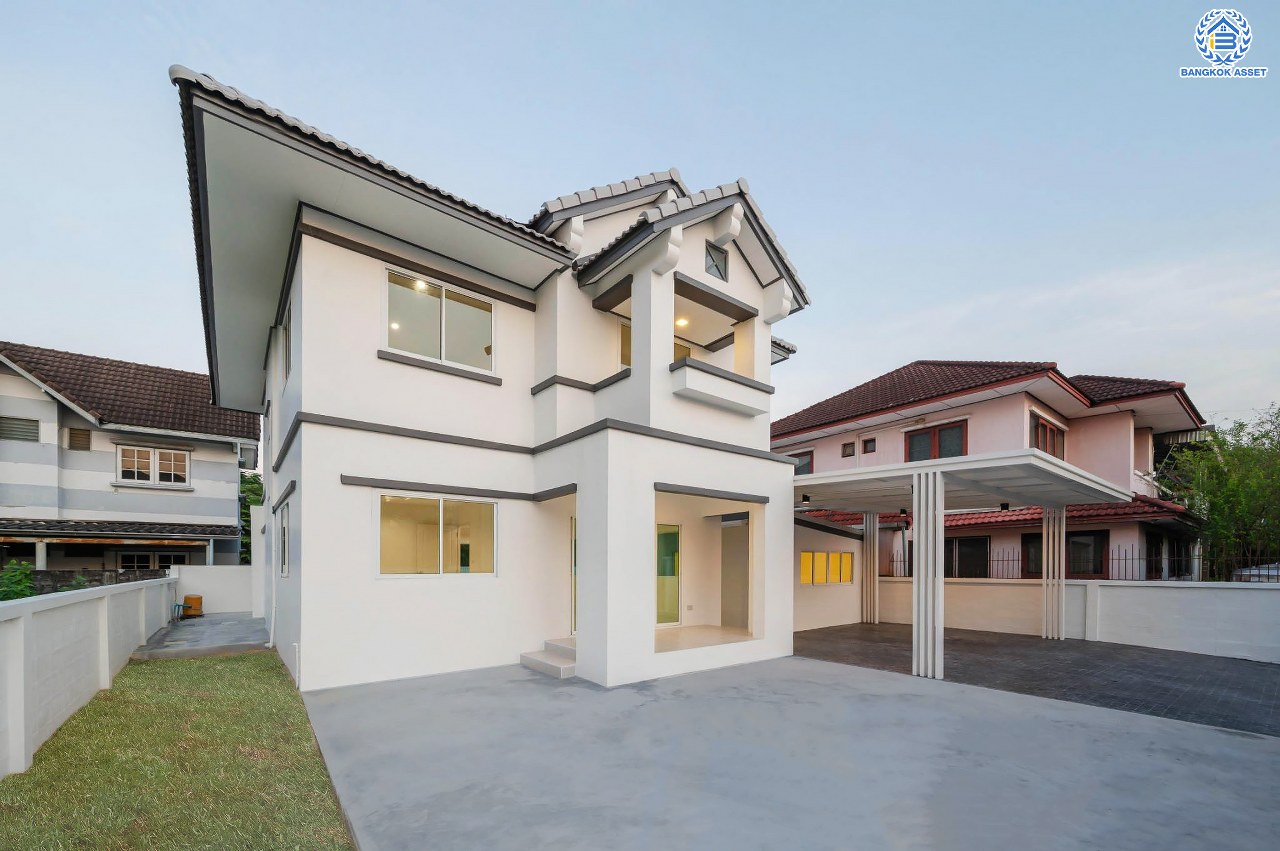 บ้านมือสองตกแต่งใหม่ โครงการ กฤษดานคร18 พุทธมณฑลสาย3 เนื้อที่ 74 ตร.ว. บนพื้นที่ใช้สอย 158.9 ตร.ม. อีกระดับของฟังก์ชัน 4 ห้องนอน 3 ห้องน้ำ จอดรถได้ 2 คัน พร้อม 1 ห้องอเนกประสงค์สุด Private ที่สามารถปรับการใช้งานได้หลากหลาย บนทำเลศักยภาพเชื่อมต่อหลายเส้นทาง ใกล้เซ็นทรัลปิ่นเกล้า ม.มหิดล และทางด่วน "ศรีรัช"